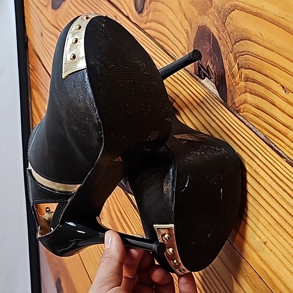 Women's Size 7, Platform Bootie, Black with Gold Details - Picture 5 of 8